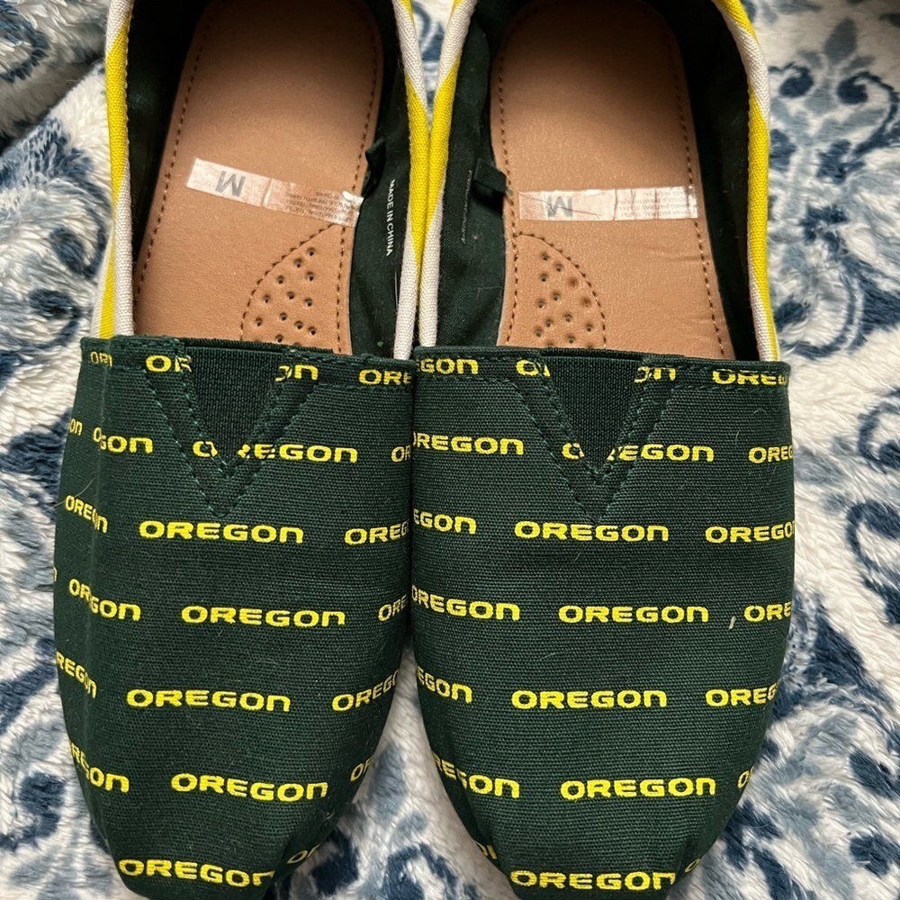 Oregon Ducks SZ M Womenβs Shoes 7/8 Slip on Canvas Yellow Green Tomβs look alike